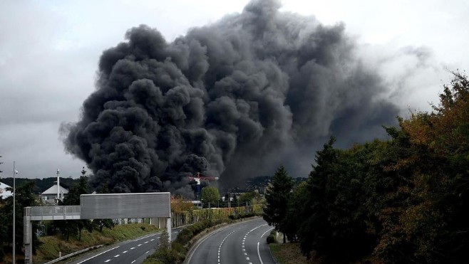 Un important panache de fumée traverse actuellement la Somme, le Pas-de-Calais et le Nord