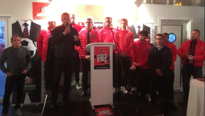 Club des 100 cravates : les parrains rouge et noir accompagnent les footballeurs amateurs.