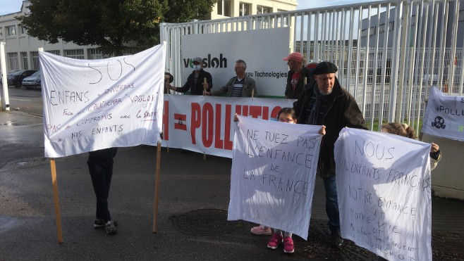 Devant l’usine Vossloh, les riverains dénoncent le bruit et la pollution.