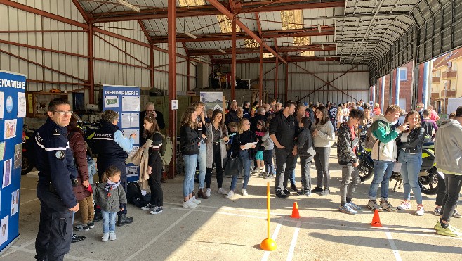 Ecuires: les portes ouvertes de la gendarmerie ont séduit des centaines de visiteurs