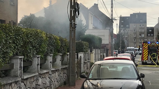 Calais : la toiture d'une maison détruite par un feu de cheminée