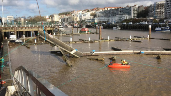 Au port de Boulogne sur mer, Véolia relève les pontons.