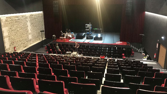 Saint-Valery-sur-Somme : la comédie musicale Fan de Chichoune inaugure le nouvel Entrepôt des Sels
