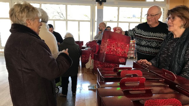 La traditionnelle distribution des colis de Noël a débuté hier à Abbeville