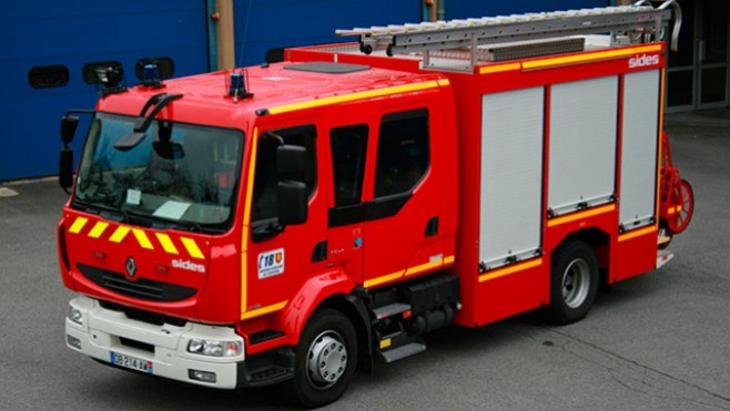 Une habitation ravagée par les flammes à Montreuil