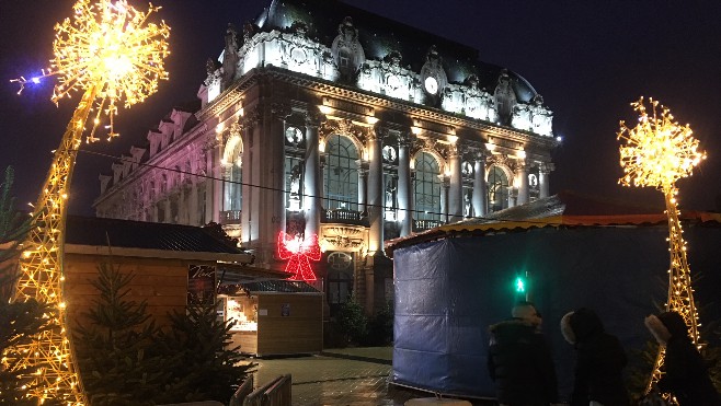 Un marché de Noël plus resserré place du théâtre à Calais