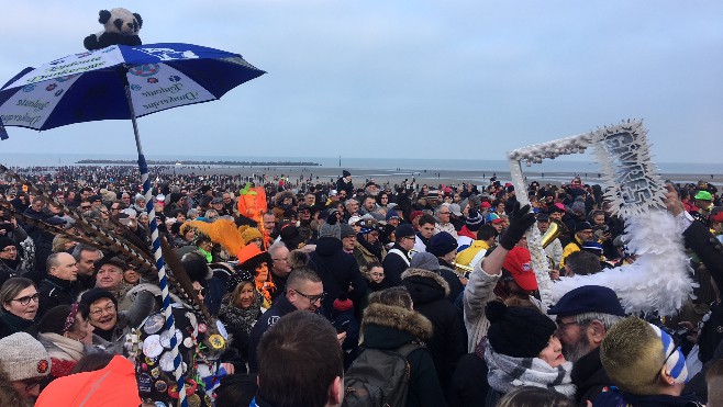 Des milliers de personnes sur la plage de Malo pour les 20 ans du Bain des Givrés 