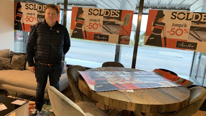 Soldes: aux Meubles Findinier à Attin les clients en profitent pour faire des achats réfléchis