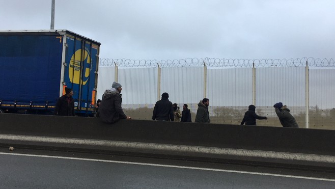 Multiplication des barrages érigés par les migrants sur la rocade portuaire à Calais et sur l’A16