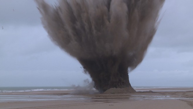 Neutralisation de deux pieux Rommel hier sur la plage de Wissant