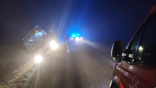 Flêtre : un bus transportant cinquante enfants termine sa route dans un fossé, deux blessés légers