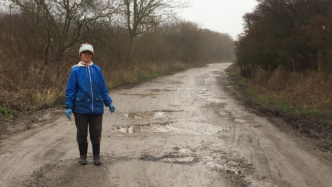 Une habitante du chemin des dunes à Calais réclame la réfection de la voirie devant son domicile