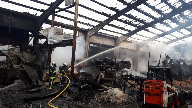 Esquelbecq: 600 bêtes sauvées des flammes dans l'incendie de deux hangars agricoles
