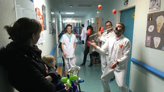 Rires et pitreries avec le Docteur Micky à l'hôpital d'Abbeville