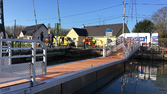 Installation de la passerelle piétonne provisoire du pont Valois à Guînes 