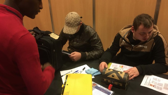 Des centaines de personnes au Salon 24h emploi formation à Boulogne sur mer.