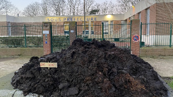 Des tonnes de fumier déversées par les agriculteurs à Calais et Ecuires.