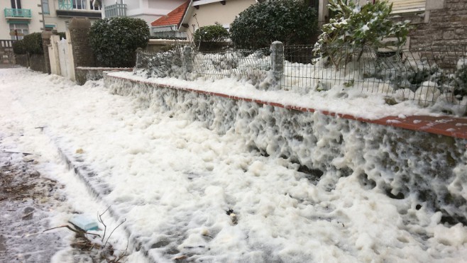 Wimereux : la tempête Ciara a laissé des traces et de l'écume...