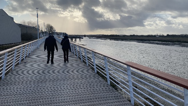 Etaples: sur le port la promenade sur pilotis au bord de la Canche a déjà du succès