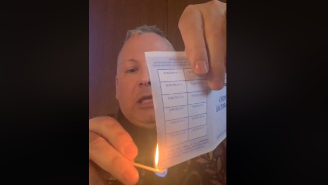 Un ancien élu étaplois brûle sa carte électorale pour protester contre le 49.3