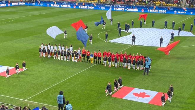 L'équipe de France féminine de football joue à Calais contre le Canada.