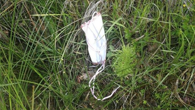 Les masques chirurgicaux sont jetés dans la nature et sur les trottoirs !