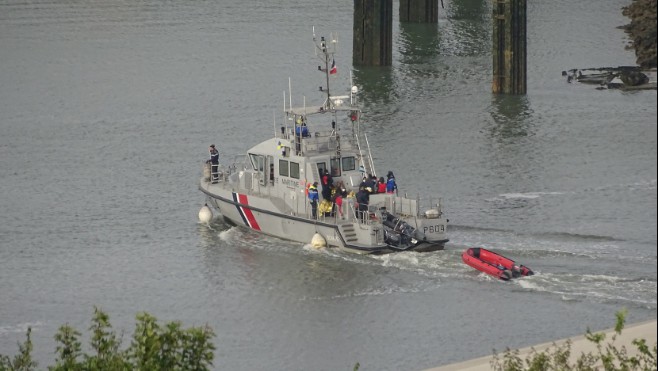 Sauvetage d'une embarcation de 13 migrants au large de Sangatte dimanche matin.