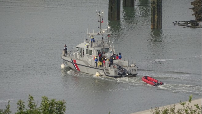 Sauvetage d'une embarcation de 13 migrants au large de Sangatte dimanche matin. 