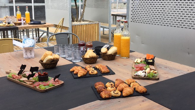 Prenez le petit-déjeuner ou l’apéritif en compagnie du Dragon de Calais !