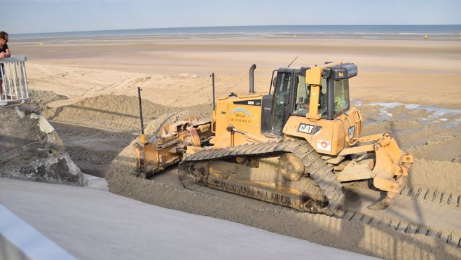 Merlimont: un nouveau rechargement en sable a débuté sur la plage