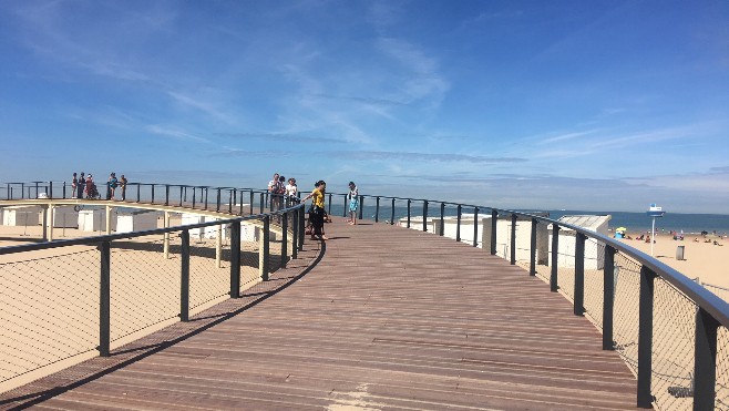 Promenade sur le nouveau belvédère sur le front de mer de Calais