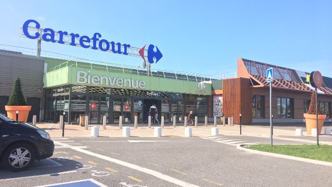 Inquiétude des commerçants de la galerie commerciale Carrefour Mivoix à Calais face à la pression migratoire