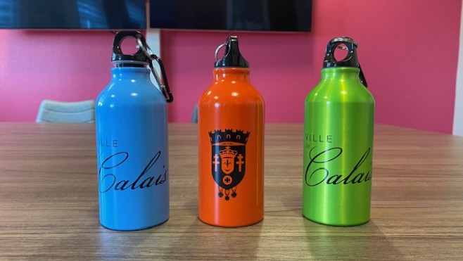 Calais: des gourdes en aluminium vont être distribuées aux écoliers