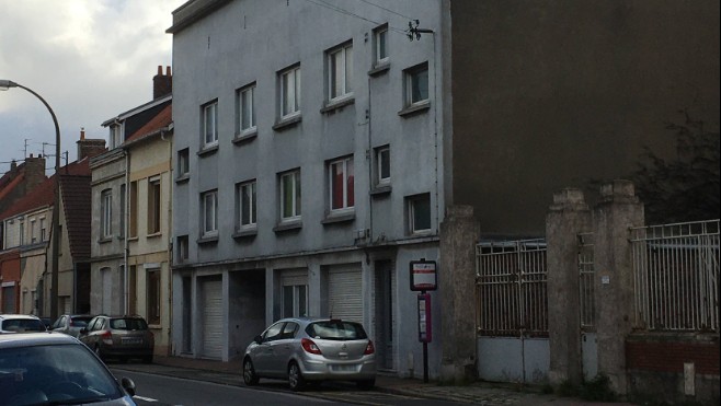 A Calais, l’auteur présumé de coups de couteau harcelait des femmes, selon les habitants…