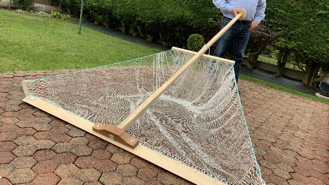 Etaples: un marin-pêcheur retraité, pris de passion pour la confection de filets à crevettes