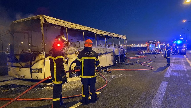 Calais : un bus détruit par les flammes ce mercredi matin 