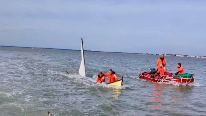 Un voilier chaviré secouru dans le chenal d’accès au port de St-Valery-sur-Somme