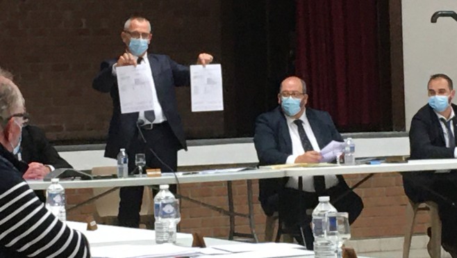 A Wimereux, le maire montre ses fiches de paye pour faire taire l’opposition.
