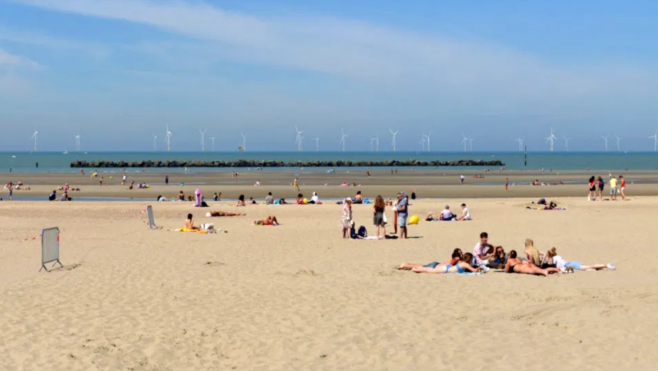 Dunkerque : le kite surfeur Florent Caulier réclame un référendum sur les éoliennes offshore.
