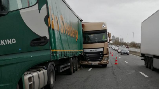 Calais: accident entre deux camions ce midi sur l'A16