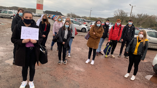 Berck: action d'une quinzaine d'élèves devant le lycée Jan Lavezzari