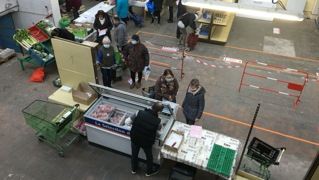 A Boulogne sur mer, les restos du cœur doivent rassurer les bénéficiaires inquiets face à la COVID.