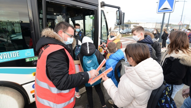 A Boulogne sur mer, les collégiens incités à porter un brassard réfléchissant.