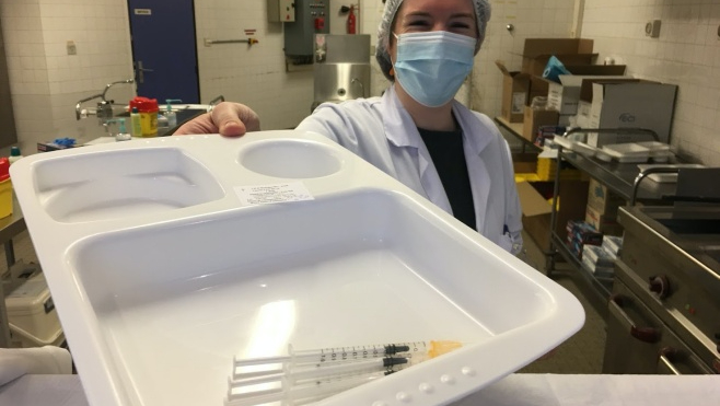 Covid : comment sont préparés les vaccins dans les centres de la Côte d'Opale ?