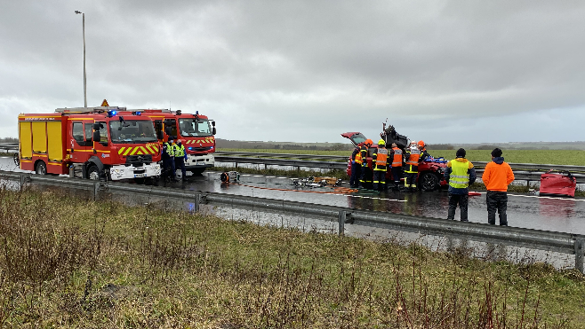 A16: accident entre un poids lourds et 3 autres véhicules ce midi près de l'aire de l'Epitre