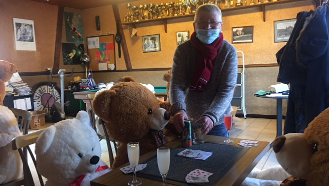 Les nounours du bar Le Blangi à Fréthun peuvent désormais être adoptés