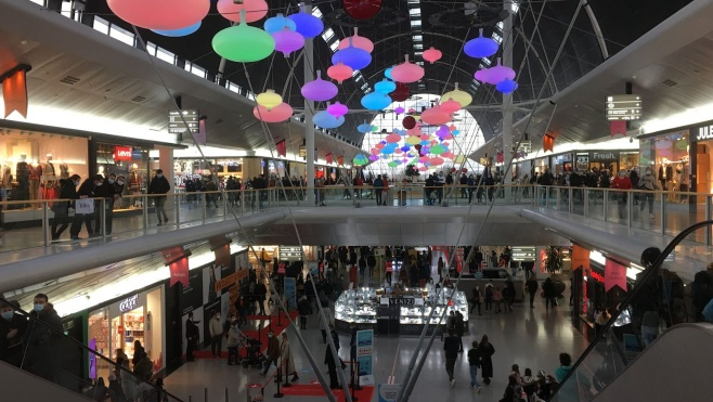 Les clients étaient nombreux dans les grands centres ce samedi pour un dernier jour d'achats.