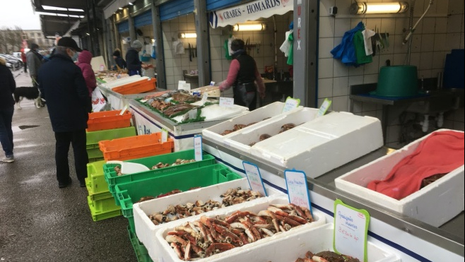 Aux aubettes à poissons de Boulogne, la cohabitation reste difficile entre fileyeurs et poissonniers !