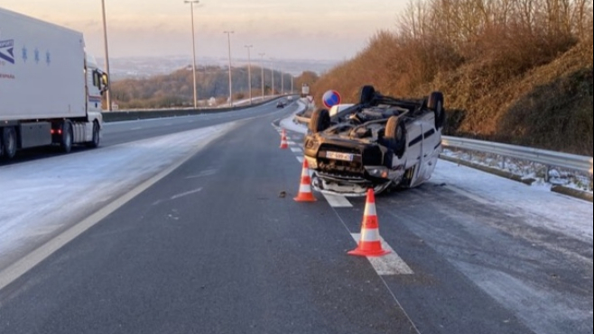 Le verglas provoque un accident sur l'A16 à Saint-Inglevert.