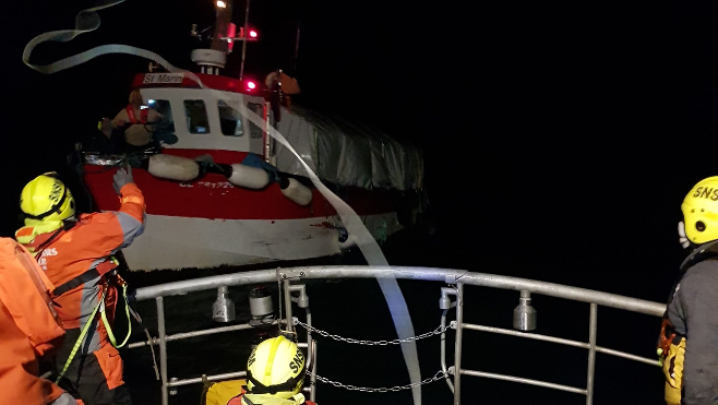 Dunkerque : la SNSM remorque un fileyeur dans des conditions de mer compliquées